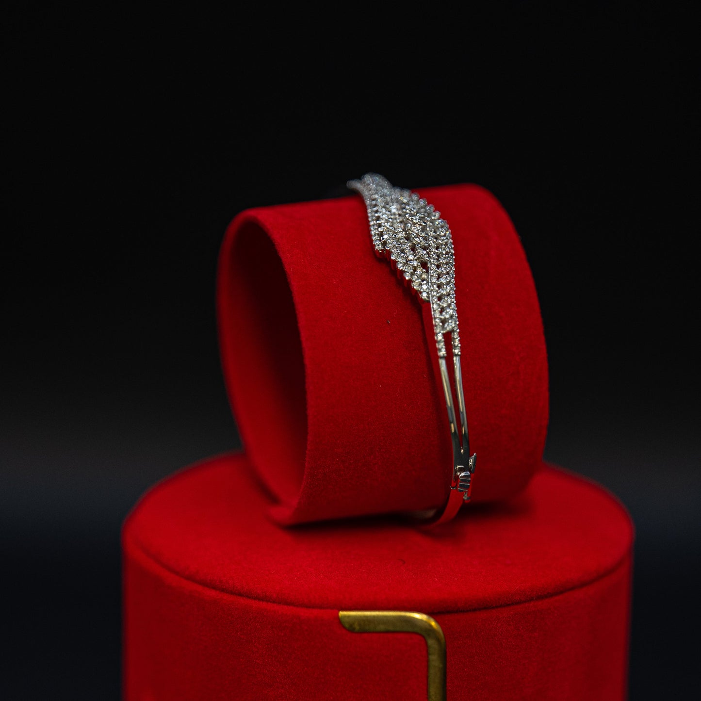 18ct White Gold Diamond Feather Bangle