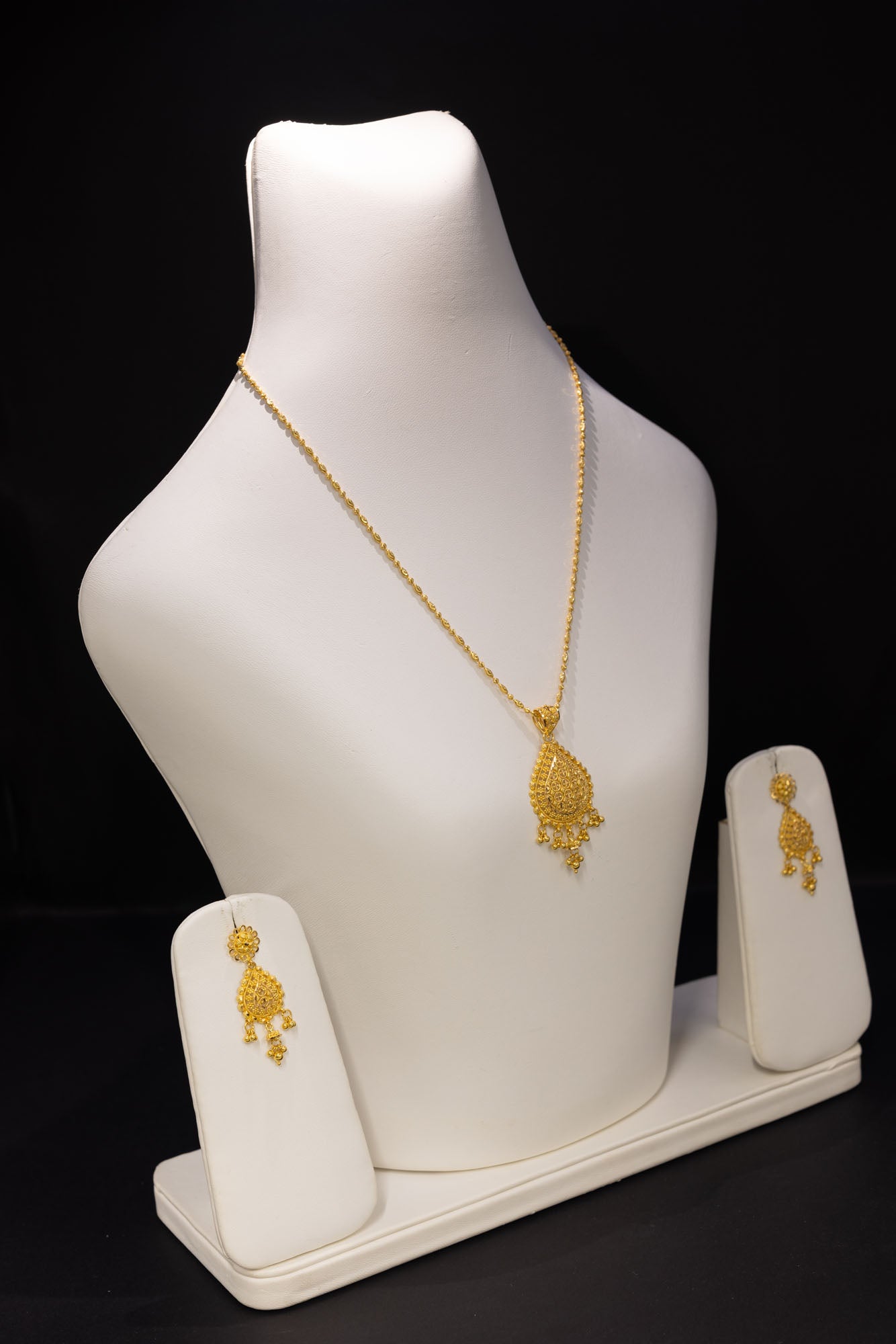 22ct Gold Teardrop Pendant Set