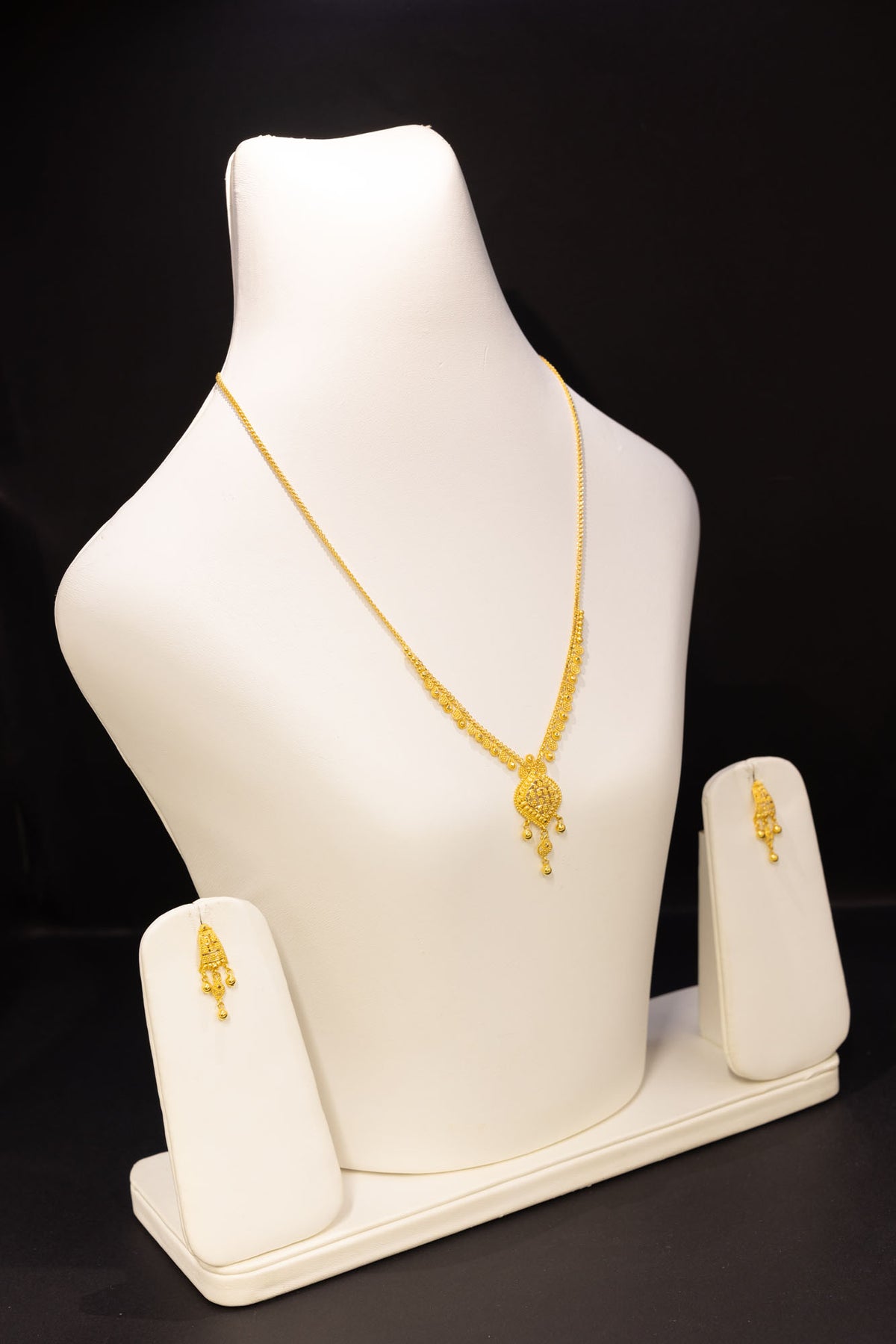 22ct Gold Diamond-Shaped Pendant Set