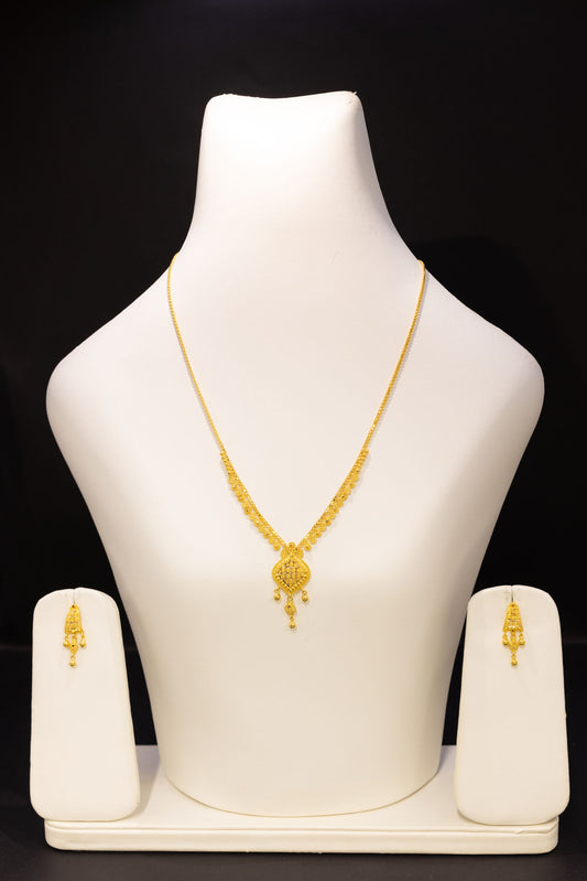 22ct Gold Diamond-Shaped Pendant Set