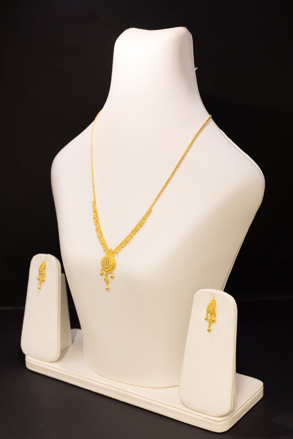 22ct Gold Diamond-Shaped Pendant Set